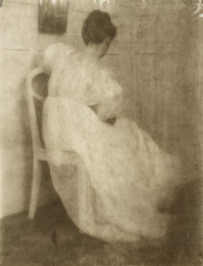Mary Warner på en vit stol, ca 1910 (gummi bikromat över platinatryck) av Heinrich Kuhn