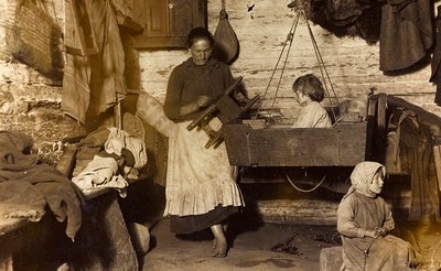 Första världskriget: Ukraina åren 1914-1916 under invasionen av den tyska armén. Familj inne i ett hus av Heldenfriedhof Dsessentniki attr. to Heldenfriedhof Dsessentniki attr. to