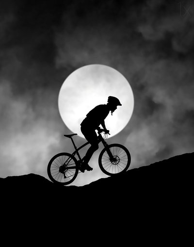 Månbelyst mountainbikecyklist av Hengki Lee