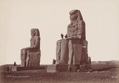 Thebes, Colosses de Memnon (Thebes, Memnons kolosser),1870-talet (foto) av Henri Béchard