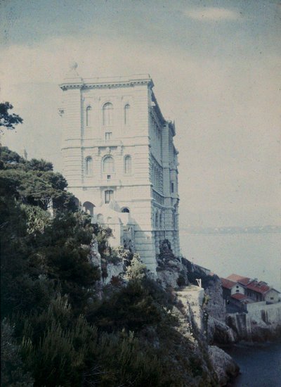 Elegant befäst byggnad vid Monacobukten av Henri Chouanard