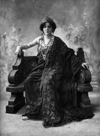 Franska sopranen Suzanne Brohly som Clytemnestre i operan "Iphigenie en Aulide", Paris, foto av Henri Manuel från franska tidningen "Le Theatre" april 1908 av Henri Manuel
