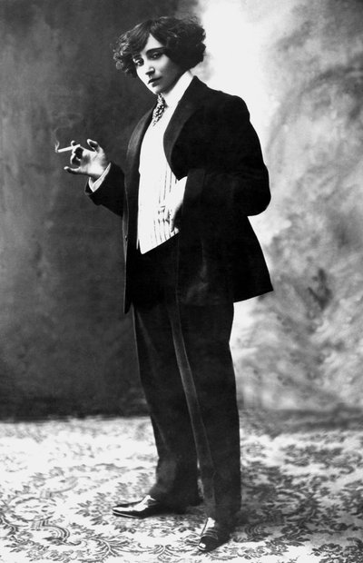 Den franska författaren Colette (1873-1954) iklädd manskostym och röker, fotograferad av Henri Manuel, ca. 1909 av Henri Manuel