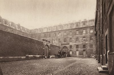 Paris: Cour interieure de St-Lazare, la prison des femmes; Inre domstol i "St-Lazare", kvinnofängelse (svartvitt foto) av Henri Manuel