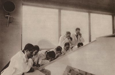 Paris: Pendant une operation, dans un hopital moderne; Operation sedd uppifrån på ett sjukhus (svartvitt foto) av Henri Manuel