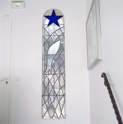 Glasmålning föreställande en fisk fångad i ett nät under Frälsningsstjärnan, från trappan till Rosenkransens kapell av Henri Matisse