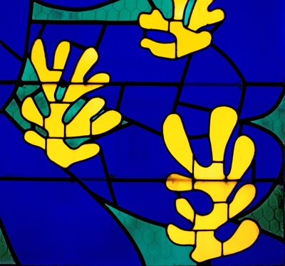 Glasmålningen "Livets träd" bakom altaret i Rosenkransens kapell i Vence av Henri Matisse