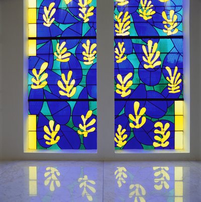 Livets träd" Glasmålning bakom altaret i Rosenkransens kapell i Vence av Henri Matisse