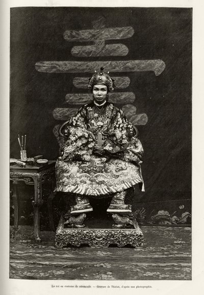 Porträtt av kung Dong Khanh (1864-1889) kejsare av Annam, i ceremoniell kostym. Gravyr av Thiriat, för att illustrera berättelsen "" Trente mois au Tonkin"" av Dr Charles Edouard Hocquard (1853-1911), 1885, i Le tour du monde, nouveau journal des voyages av Henri Thiriat