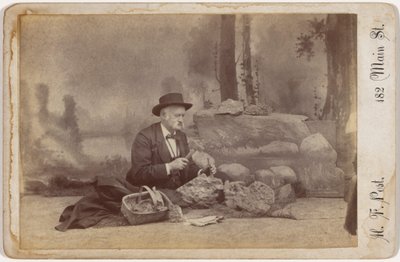 "Dominic Parsons på jakt efter fossiler",ca. 1896 (foto) av Henry F. Post