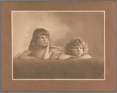 Porträtt av Agnes Renée och Irène Heloïse Pauw van Wieldrecht, fotografens döttrar, i en pose lånad från puttin på Raphaels Sixtinska Madonna (Dresden, Galerie Alte Meister) av Henry Pauw van Wieldrecht