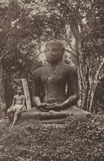 Ceylons ruinerade städer: Monolitisk Buddhastaty (s/v foto) av Henry W. Cave