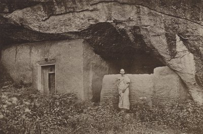 Ceylons ruinerade städer: Remains of Rock Dwellings at Mihintale (s/v foto) av Henry W. Cave