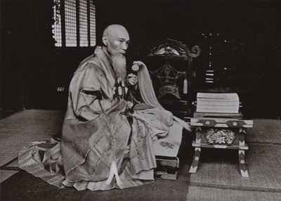 En buddhistisk abbot (s/v foto) av Herbert Ponting