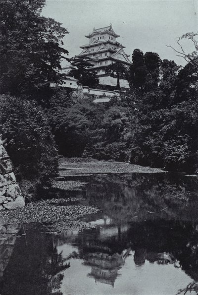 Ett feodalt slott, från vallgraven (s/v foto) av Herbert Ponting