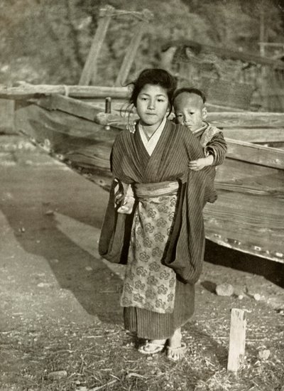 A Fishermans Children, 1910. av Herbert Ponting