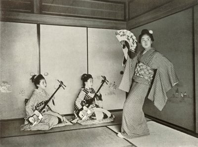 En geisha som dansar, 1910. av Herbert Ponting