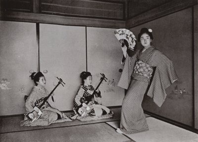 En geisha som dansar (s/v foto) av Herbert Ponting