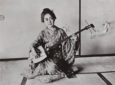 En geisha som spelar samisen (s/v foto) av Herbert Ponting