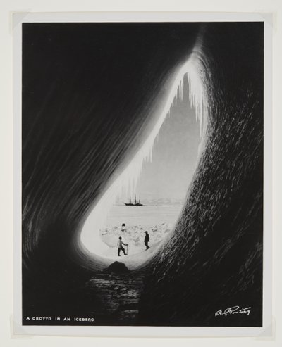 En grotta i ett isberg (bromidtryck) av Herbert Ponting