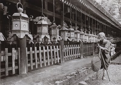 En pilgrim vid Kasuga-templet, Nara (s/v foto) av Herbert Ponting