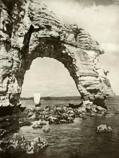 En sjösliten båge vid Matsushima, 1910. av Herbert Ponting
