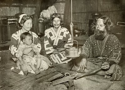 Ainu Man and Women at Home, 1910. av Herbert Ponting