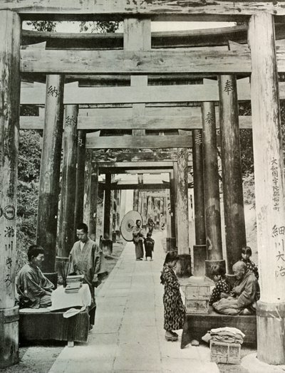 An Avenue of Torii i Enare, 1910. av Herbert Ponting