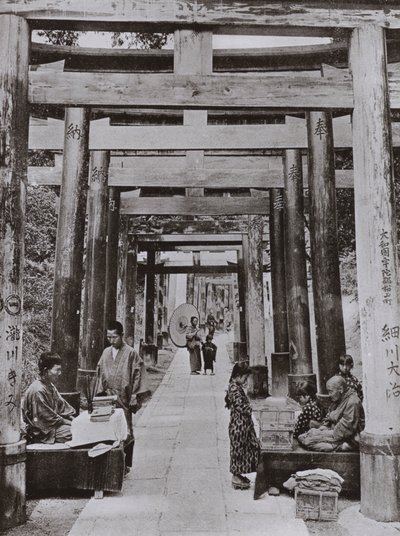 An Avenue of Torii vid Inari Temple (s/v foto) av Herbert Ponting