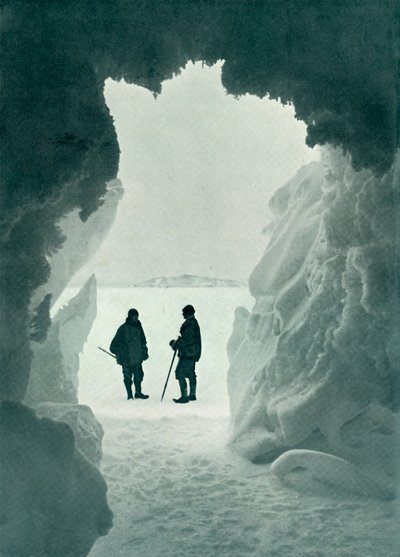 An Ice Grotto - Tent Island in Distance Kapten Scott och Wright, c1911, 1913 av Herbert Ponting