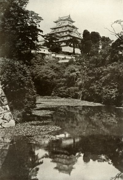 Ett gammalt feodalt slott från vallgraven, 1910. av Herbert Ponting