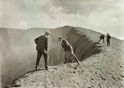 Vid Craters Brink, Asama-Yama, 1910. av Herbert Ponting