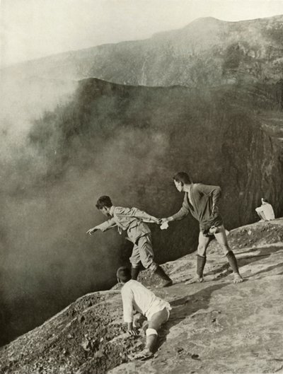 Vid Craters Brink, Aso-San, 1910. av Herbert Ponting
