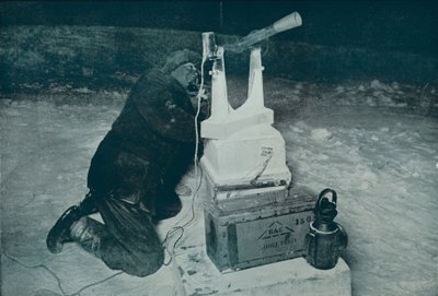 C. S. Wright gör observation med transiten., 8 augusti 1911, 1913 av Herbert Ponting