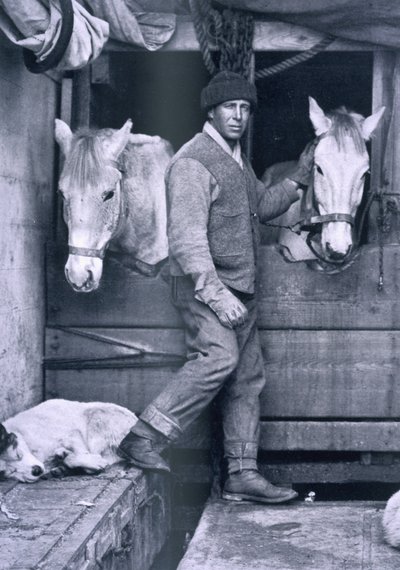 Kapten Oates och två av ponnyerna på Terra Nova, från "Scott