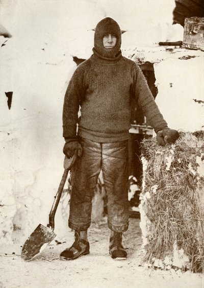 Kapten L. E. G. Oates vid stalldörren, 30 augusti 1911, 1913 av Herbert Ponting
