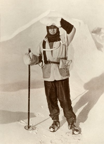 Kapten Scott bär plånboken i vilken han bar sina slädejournaler, c1910-1911, 1913 av Herbert Ponting