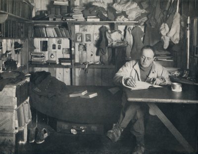 Kapten Scott skriver sin dagbok i hyddan vid Cape Evans, c1911, 1914. av Herbert Ponting