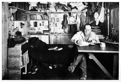 Kapten Scott skriver upp sin dagbok, c1911, 1928. av Herbert Ponting
