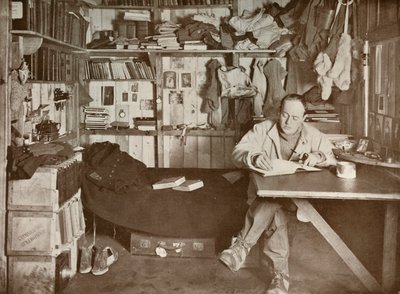 Kapten Scott in His Den, c1911, 1913 av Herbert Ponting