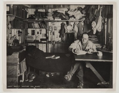 Kapten Scott skriver sin dagbok under Terra Nova-expeditionen (1910-13) till Sydpolen (bromidtryck) av Herbert Ponting