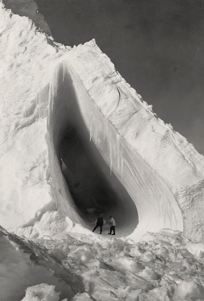 Grotta uthuggen i isen av Herbert Ponting