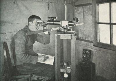 Dr. Simpson vid Unifilar Magnetometer, 1911, 1913 av Herbert Ponting