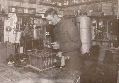 Dr. Simpson i sitt laboratorium, 21 december 1911, 1913 av Herbert Ponting