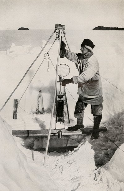 E. W. Nelson med Nansen-Petersen isolerade vattenflaska, c1911, 1913 av Herbert Ponting