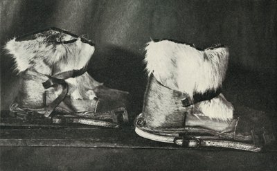 Finnesko utrustad med skidskorna som visas ovan, c19101913, 1913 av Herbert Ponting