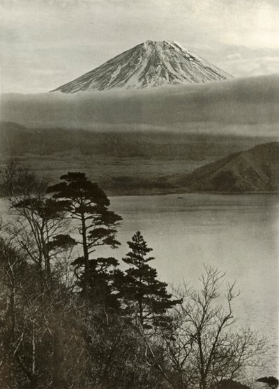 Fuji från medium nocler ryggrad, 1910. av Herbert Ponting