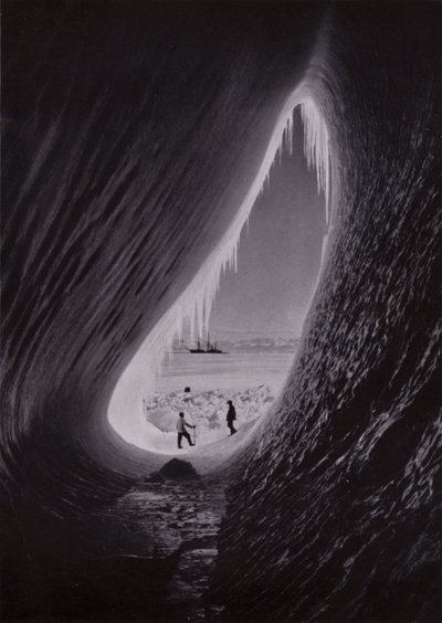 Grotta i ett isberg; Terra Nova i fjärran (s/v foto) av Herbert Ponting