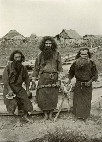 Happu Konno, Jägaren i centrum och två Ainu-fiskare, 1910. av Herbert Ponting