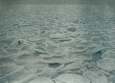 Tungt pack där skeppet hölls uppe, 1912, 1913. av Herbert Ponting